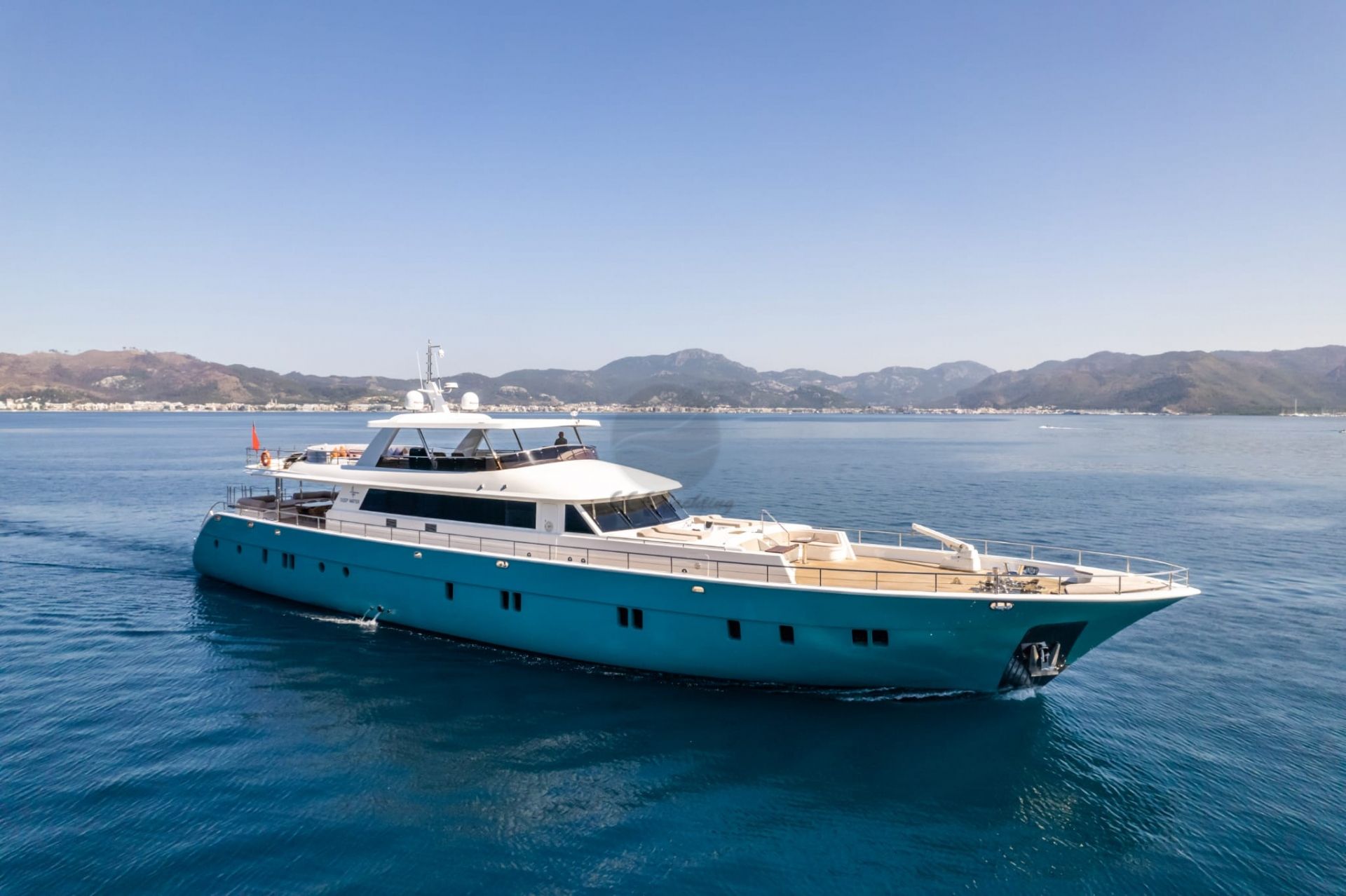 DEEP WATER lüks motoryat açık denizde seyir halinde